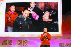 在昨天的第八屆深圳關(guān)愛行動啟動儀式上，孫影飽含深情地講述了她四年多來走過的心路歷程。深圳商報(bào)記者 范國瑞 攝