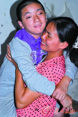 楊顯容和小杰相擁在一起。 