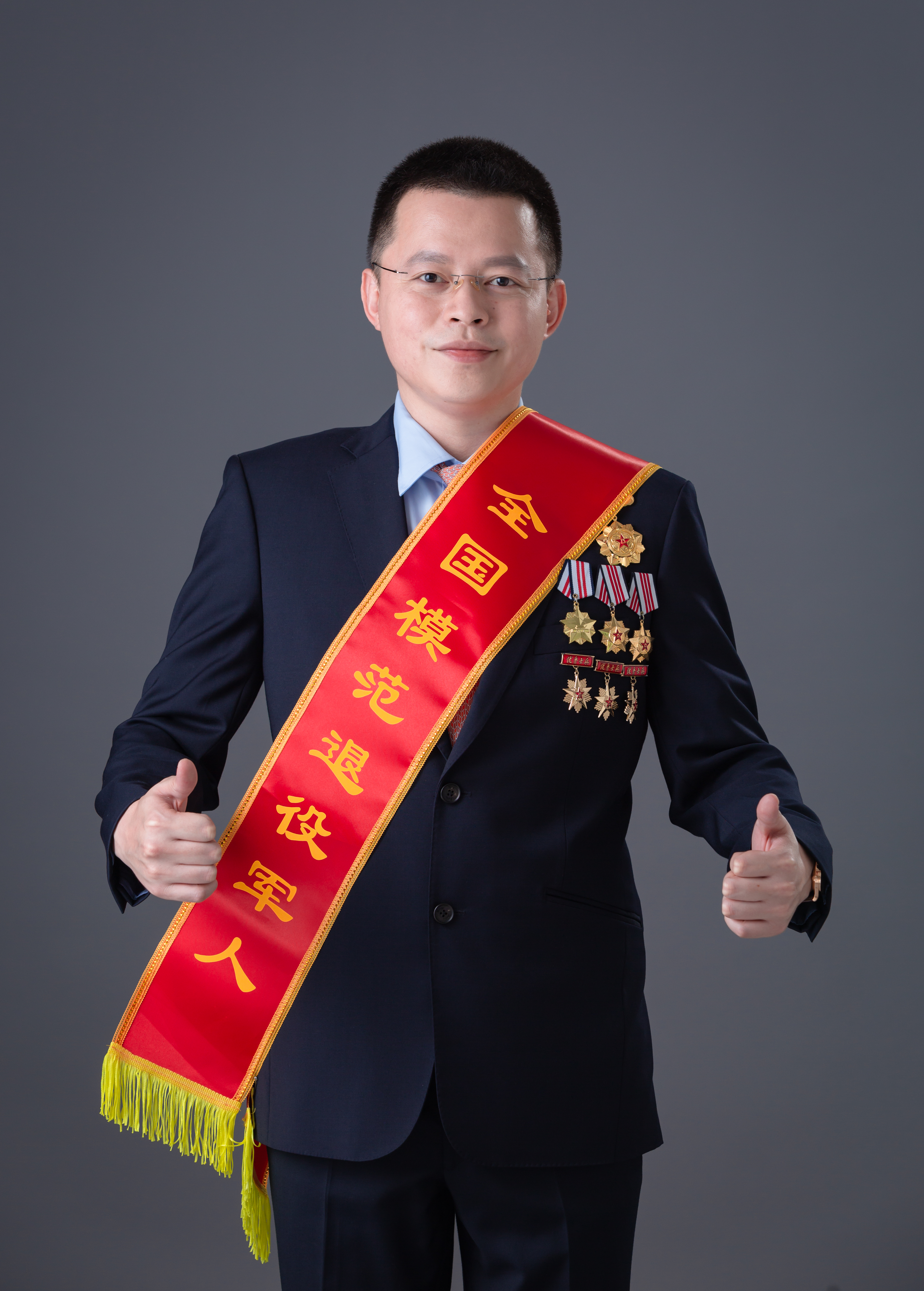 十佳愛心人物鐘立釗：退役不褪色，每年拿出企業(yè)5%的利潤用于扶貧濟困、擁軍擁屬的企業(yè)家.jpg
