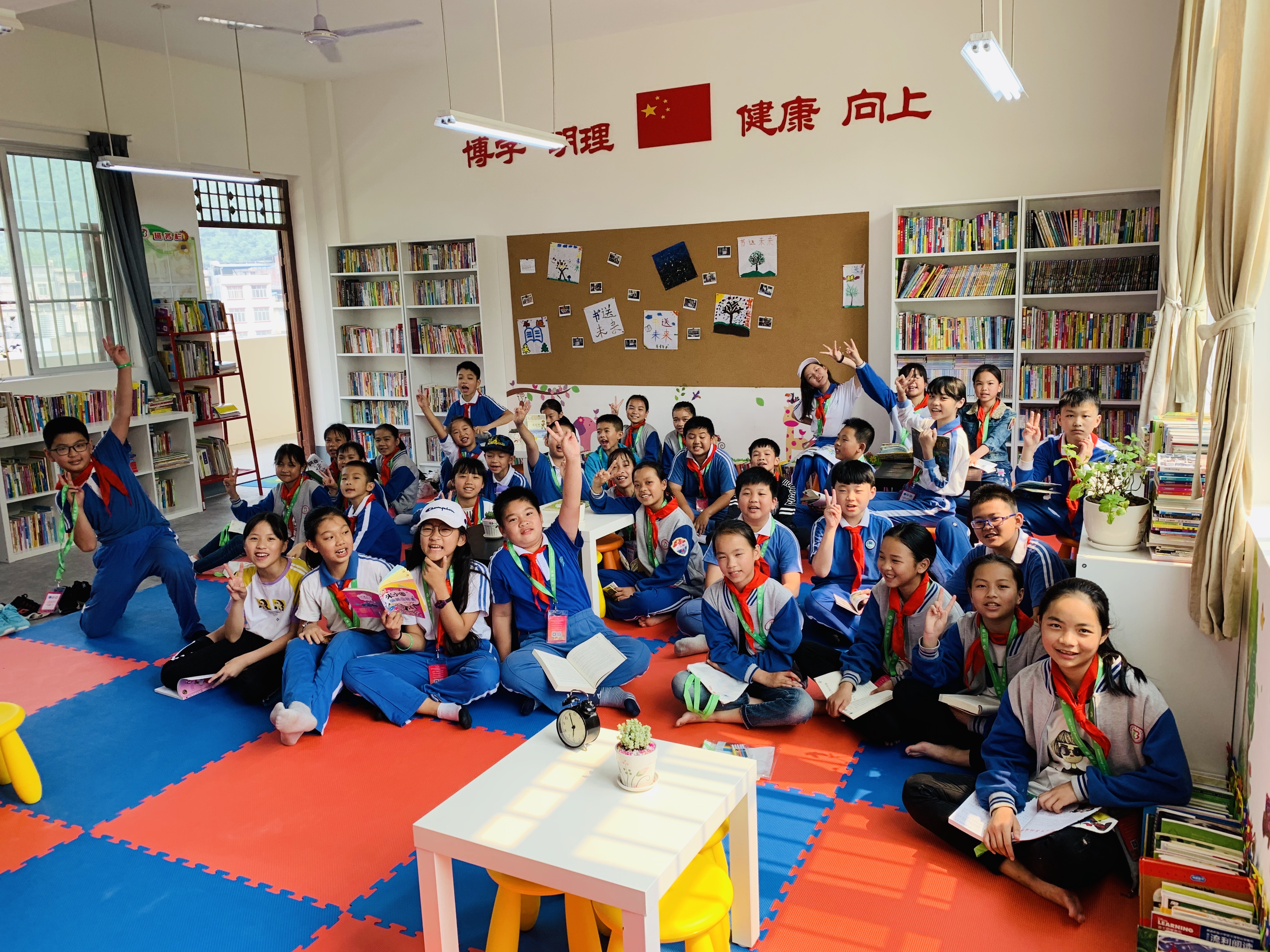 2019年4月西麗小學(xué)師生39人攜7000余本圖書(shū)赴田陽(yáng)縣巴別鄉(xiāng)中心小學(xué)，打造“書(shū)送未來(lái)”閱讀共享空間，助力幫扶地區(qū)學(xué)生提升閱讀水平.jpg